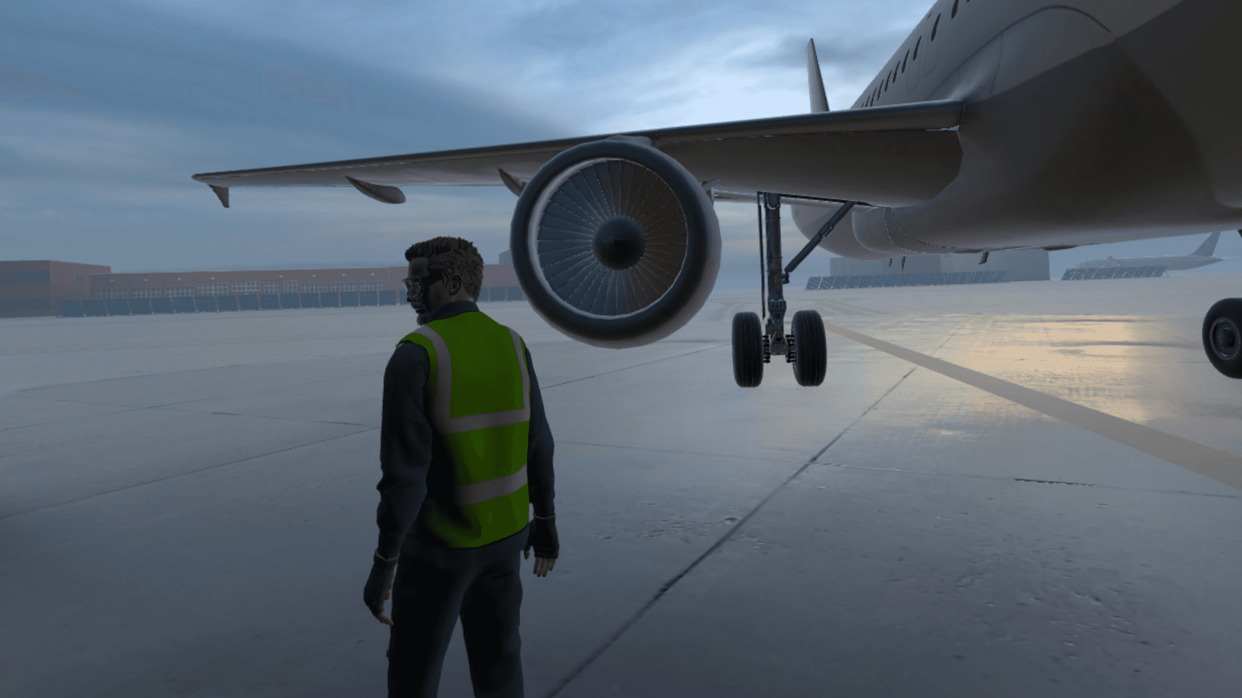 Ein Einwinker in Warnweste steht bei Dämmerung unter dem Flügel eines Flugzeugs auf dem Vorfeld.
