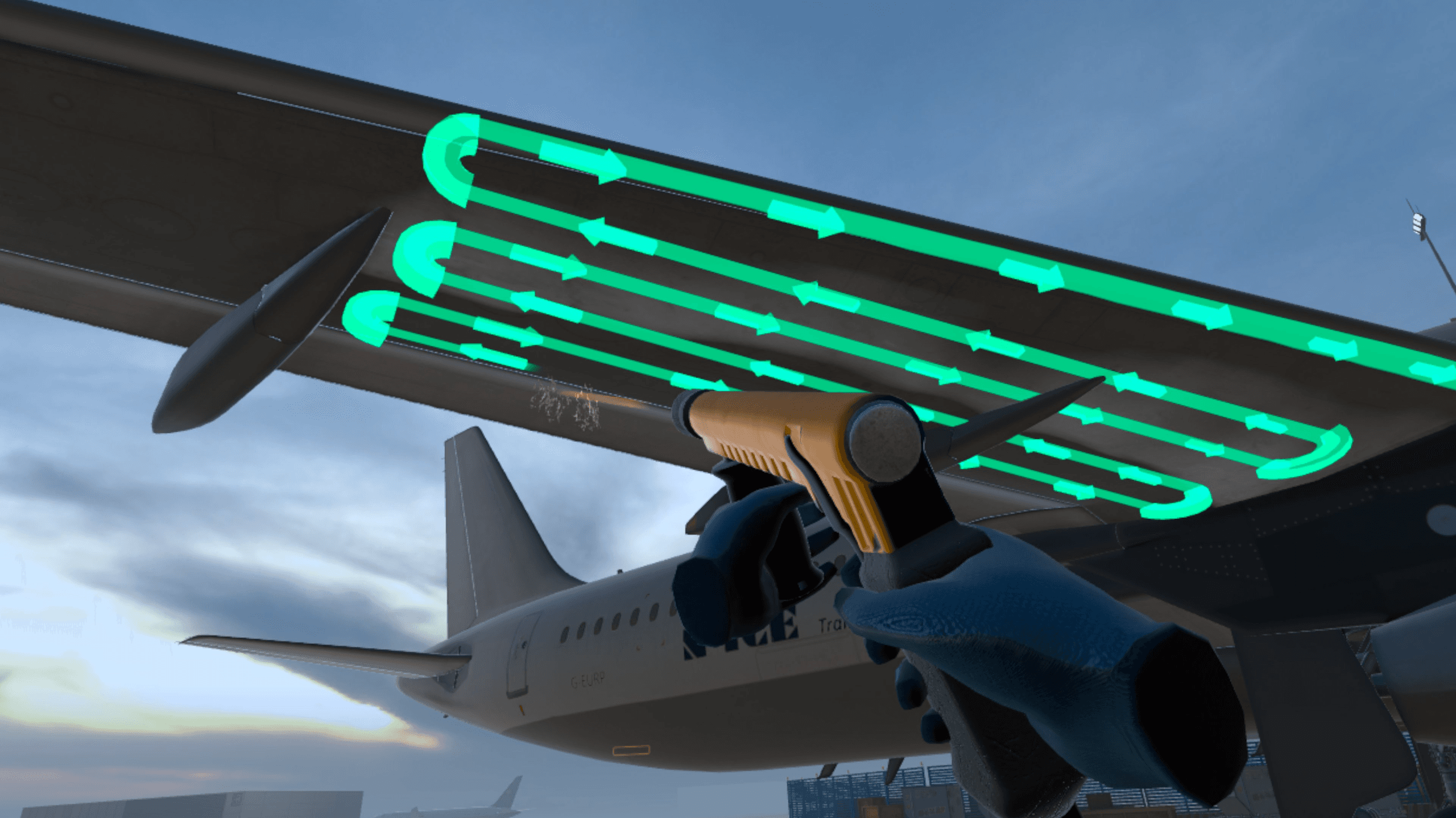 Eine behandschuhte Hand richtet eine Sprühlanze auf die Unterseite eines Flugzeugflügels, grüne Führungspfeile zeigen das Sprühmuster.