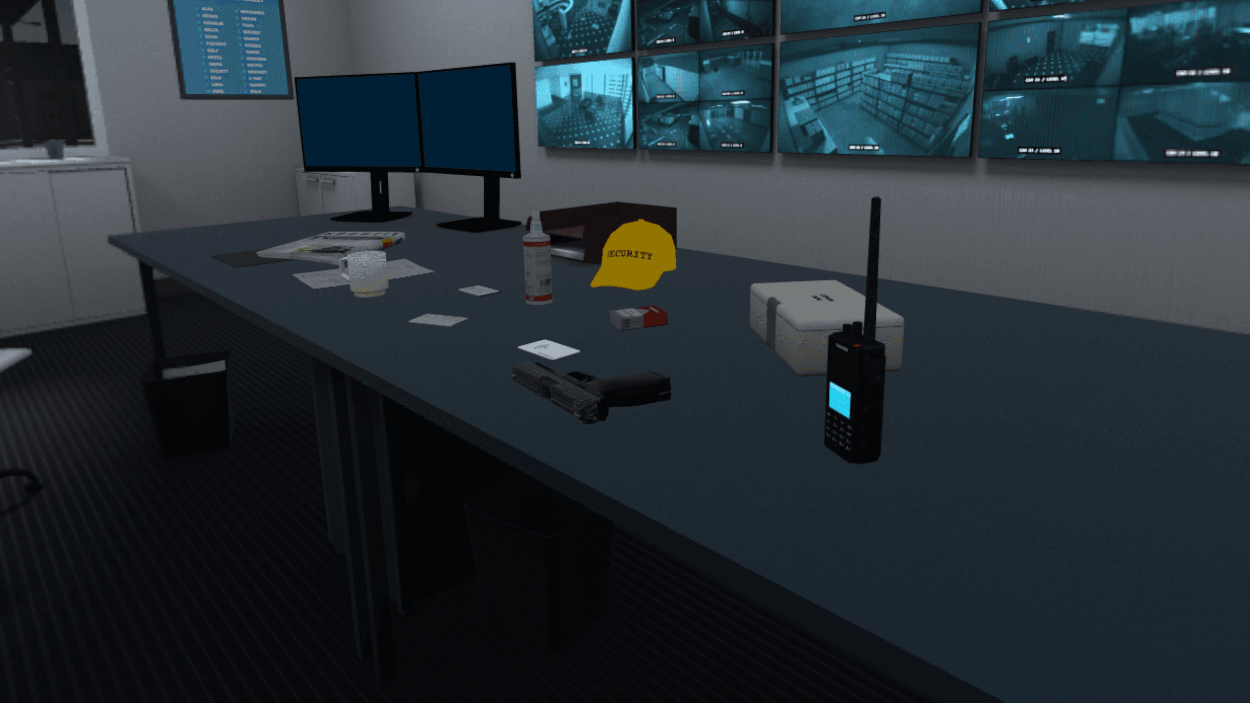 Una scrivania con una radio bidirezionale, un blocco note, un berretto di sicurezza, un'arma di servizio e un dispositivo di scansione, con monitor di sala controllo sullo sfondo.