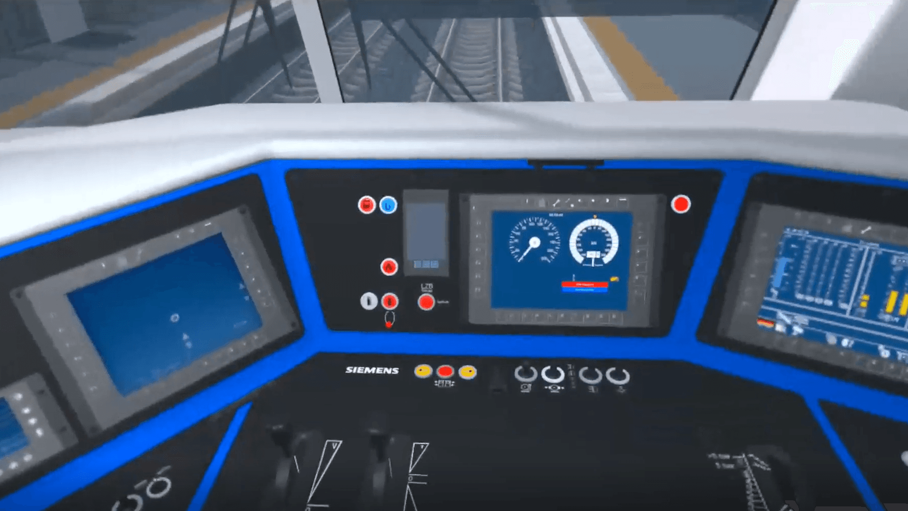 Ein Trainer hält ein Tablet, während ein Azubi mit VR-Headset neben einem Wandbildschirm steht, der eine Führerstandsansicht zeigt; im Hintergrund ist durch die Depottür ein echter Zug zu sehen.