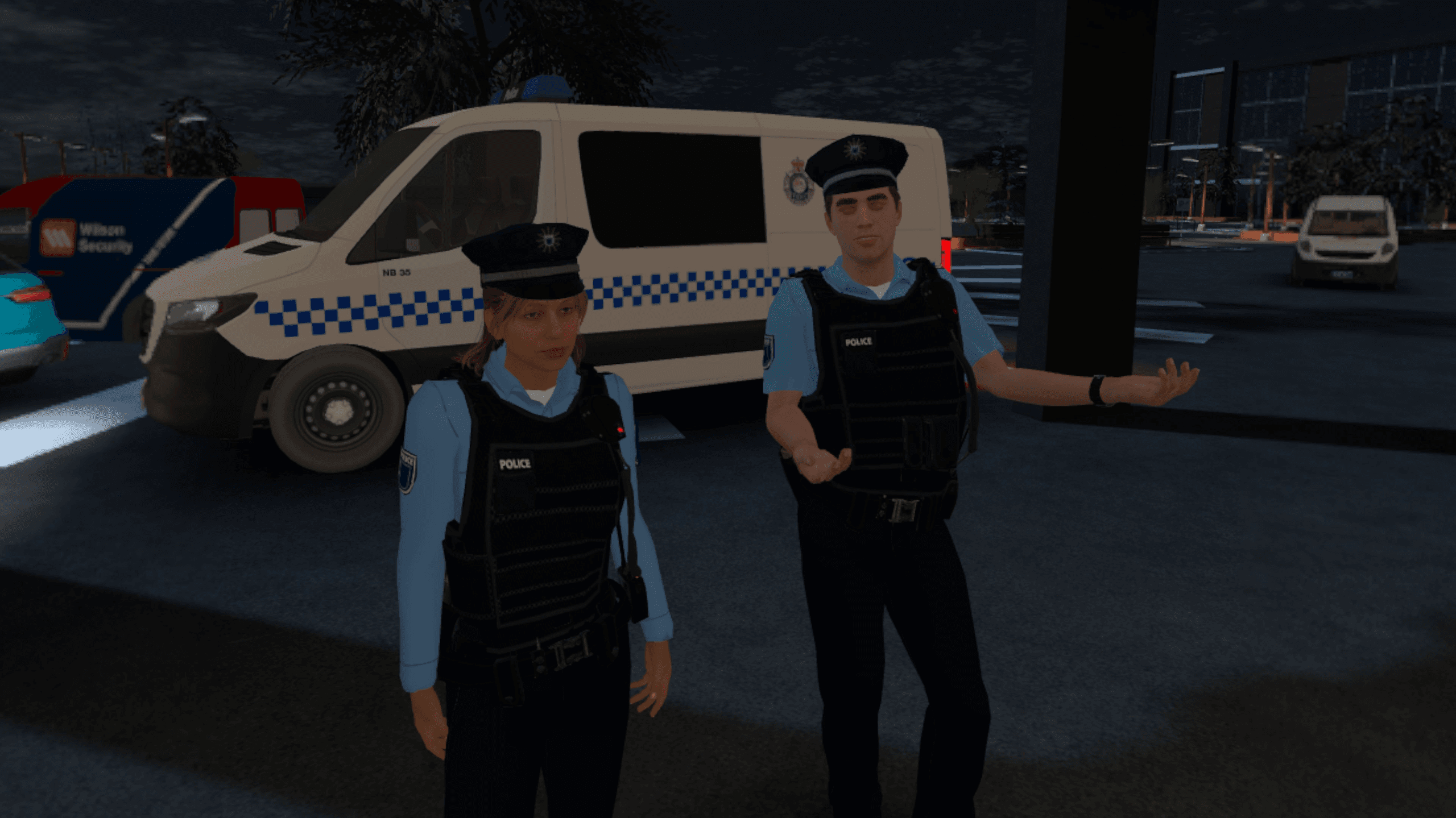 Zwei Polizeibeamte stehen nachts neben einem Streifenwagen und besprechen den Einsatz vor Ort.